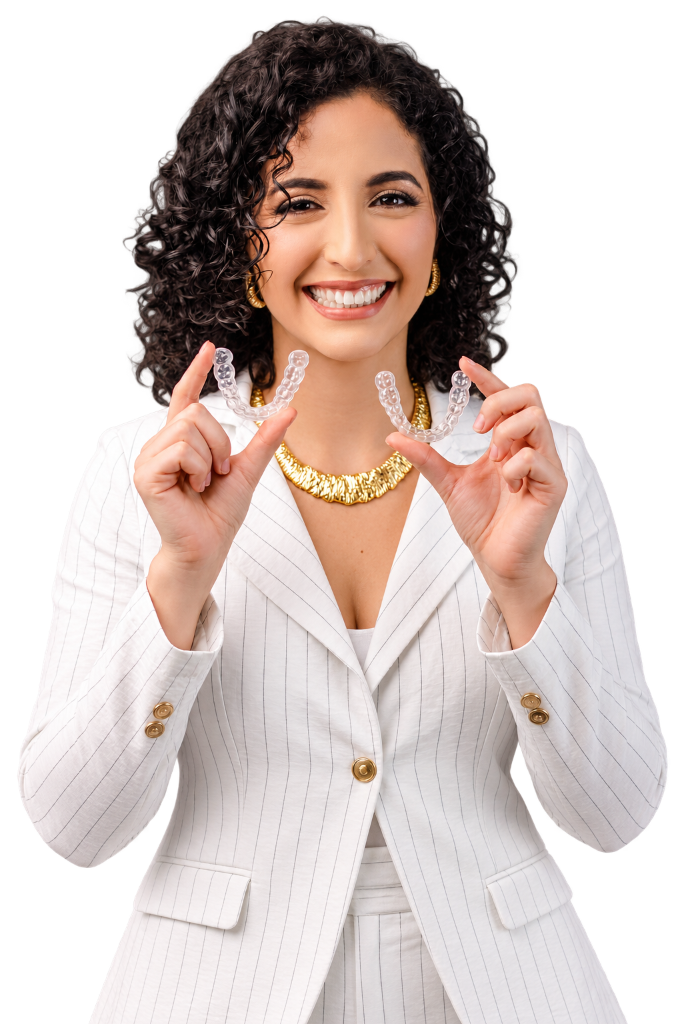 Dentista/paciente sorrindo exibindo os alinhadores transparentes Invisalign