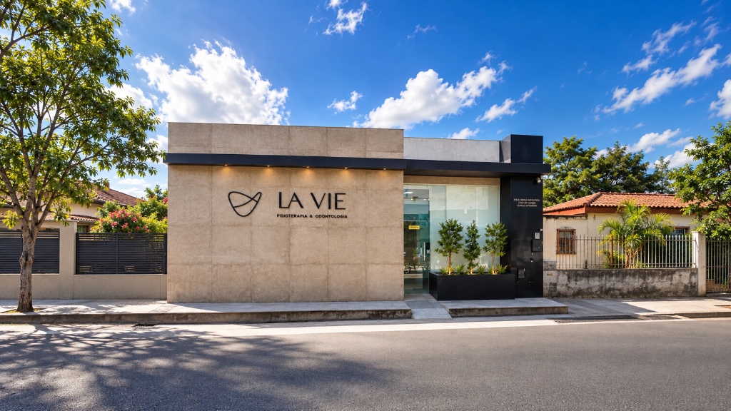 Fachada arquitetônica da clínica Lavie Odontologia em Amargosa